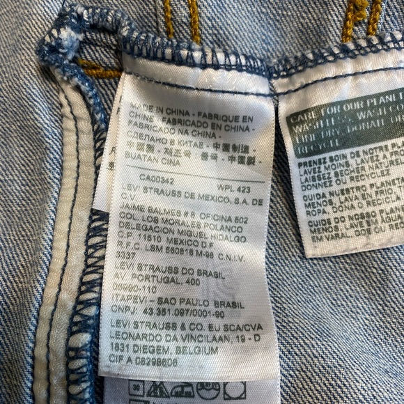 Levi’s button down jean jacket - Picture 4 of 10